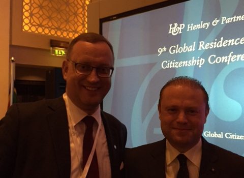 Kopā ar Maltas Republikas premjerministru Džozefu Muskatu (Joseph Muscat). 9th Global Residence & Citizenship Conference, Dubaija, Apvienotie Arābu Emirāti